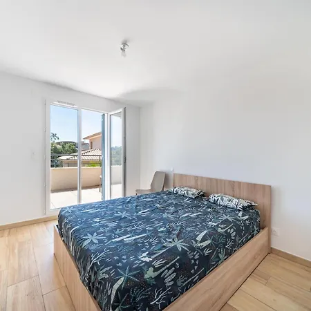 Spacious House With Terrace And Garden Hotel